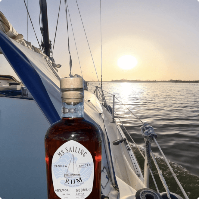 Seegelboot mit Rumflasche