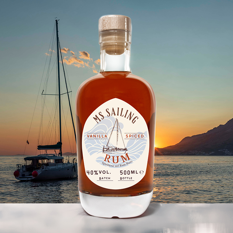 Flasche Rum mit Meer und Segelboot im Hintergrund